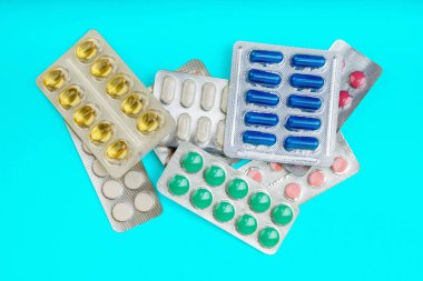 Bir grup ilaç ve ilaç paketi içinde.