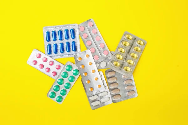 Gyógyszeres gyógyszerek és gyógyszeres tabletták csoportja csomagolásban — Stock Fotó