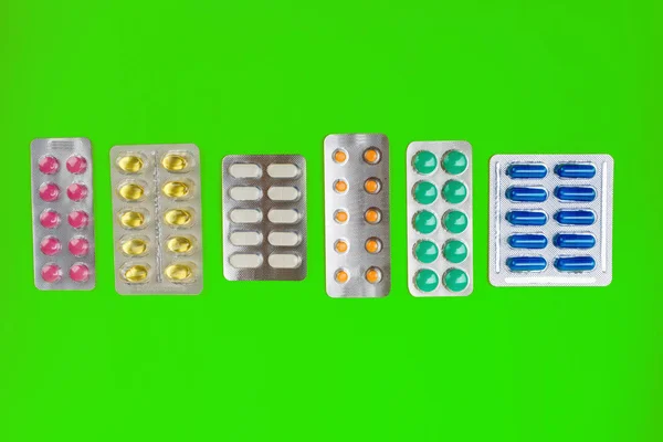 Группа фармацевтических препаратов и лекарственных таблеток в упаковке — стоковое фото