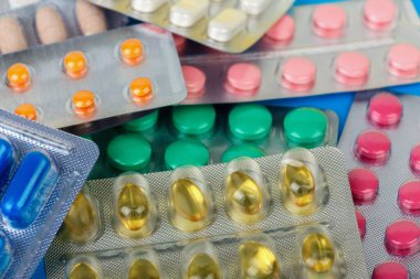 Bir grup ilaç ve ilaç paketi içinde.