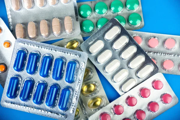 Skupina farmaceutických léků a léků pilulky v balení — Stock fotografie