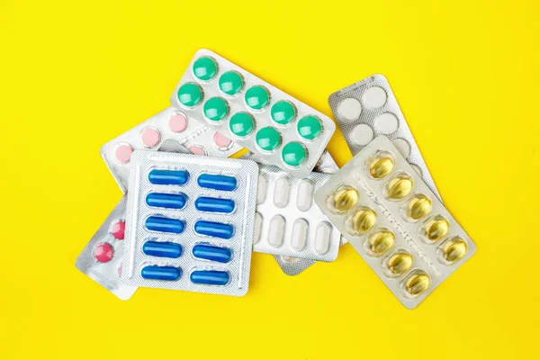 Groupe de médicaments pharmaceutiques et des pilules de médecine dans des paquets — Photo