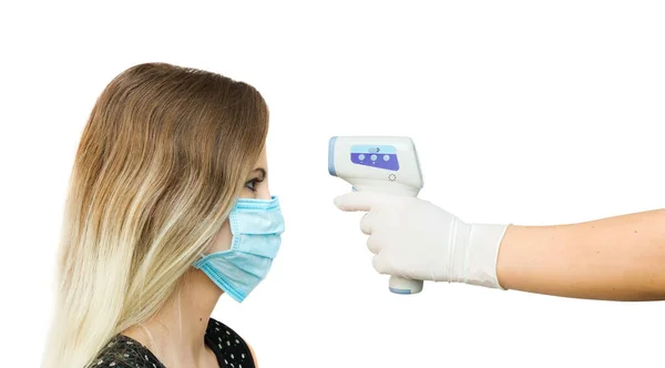 Kadın sıcaklığının kızılötesi temas olmayan termometreyle ölçümü beyazda izole edildi