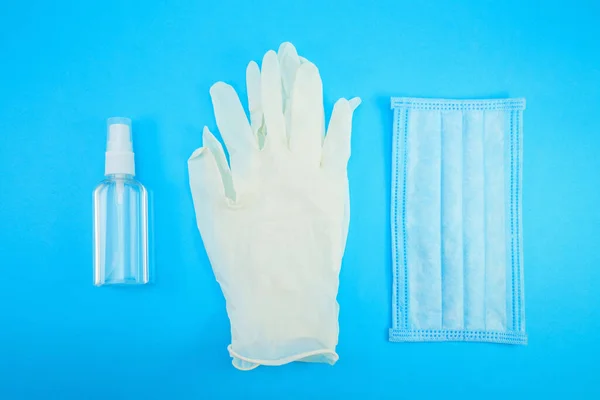 Vista superior de los nuevos artículos de higiene que consisten en guantes de látex, mascarilla y desinfectante para las manos Fotos De Stock