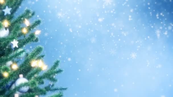 Díszített Karácsonyfa Csillogó Fénykoszorúval Golyókkal Csillagokkal Hópelyhek Hullása — Stock videók