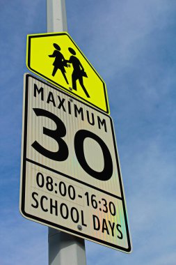 Okul bölge işareti ile maksimum hız ve etkili saat