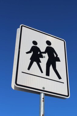 Yaya geçidi işareti mavi gökyüzü karşı