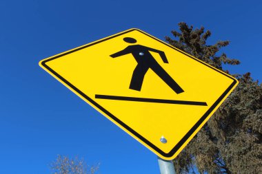 Yaya geçidi üzerinde bir sarı elmas işaret