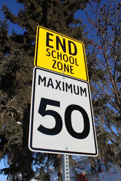 Señal de límite de velocidad al final de la zona escolar — Foto de Stock