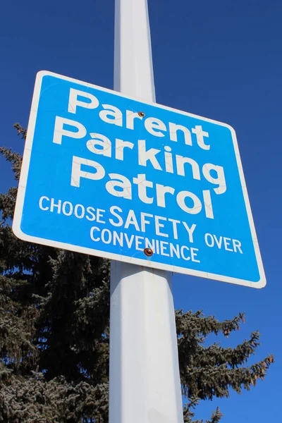 Elternparkplatzschild gegen Baum und blauen Himmel — Stockfoto