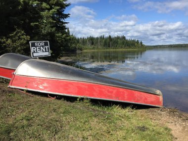 Sakin göl kenarında yat kiralama için kullanılabilir