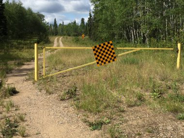 Çıkmaz bir yol engeli işaretiyle