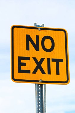 Bulutlu gökyüzü karşı hiçbir çıkış işareti kapatmak