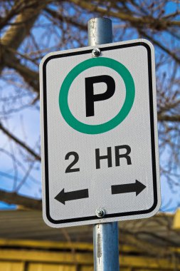 İki saat işareti izin verilen yönergeleri ile otopark