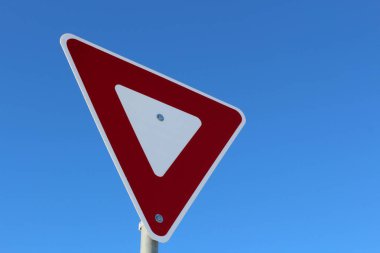 Verim işareti mavi gökyüzü karşı