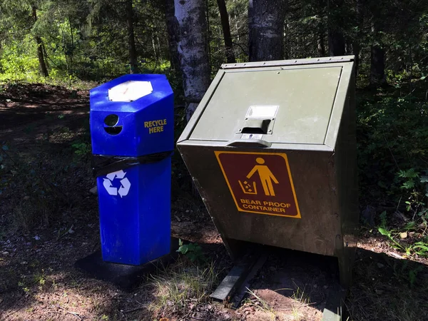 Niedźwiedź pojemnik odporny na obok pojemnika recyklingu — Zdjęcie stockowe