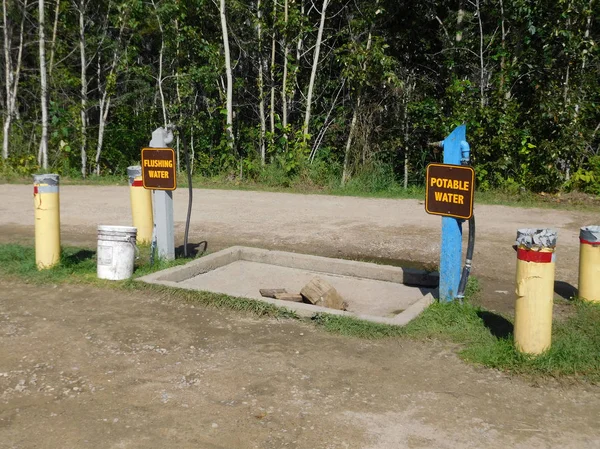 Dumpingu i stacji wody na campingu — Zdjęcie stockowe