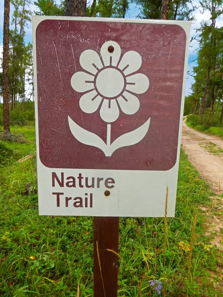 Cartel de sendero natural en un bosque — Foto de Stock