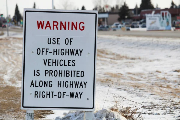 No Off Highway Vehículos Firmar en una ciudad de campo — Foto de Stock