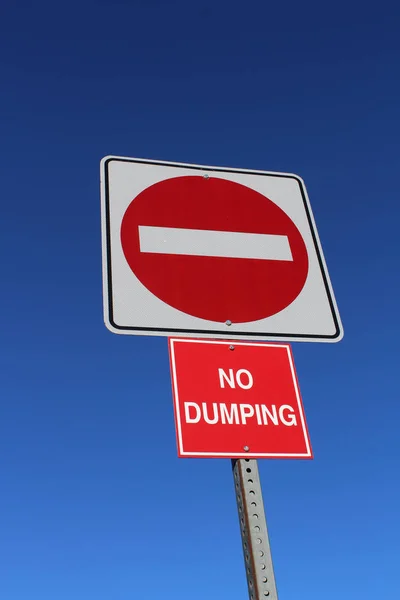 Kein Einreise- oder Dumpingschild gegen blauen Himmel — Stockfoto