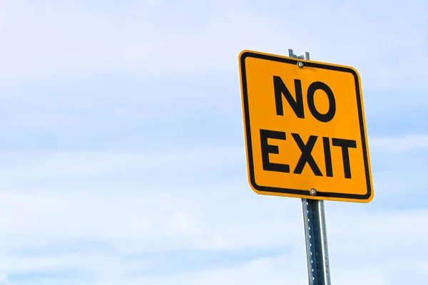 Geen Exit Sign Against bewolkte hemel — Stockfoto