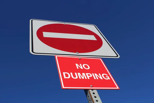 Geen vermelding of Dumping teken tegen blauwe hemel — Stockfoto