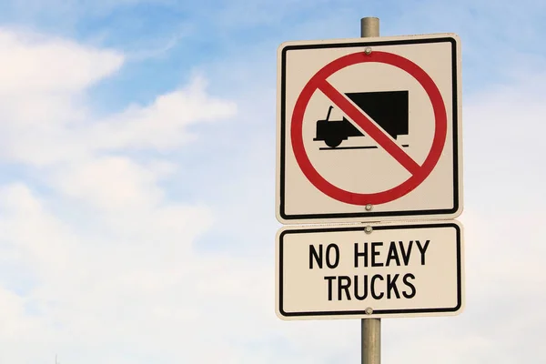 No Heavy Trucks Sign against Cloudy Blue Sky Background — Stock Photo, Image