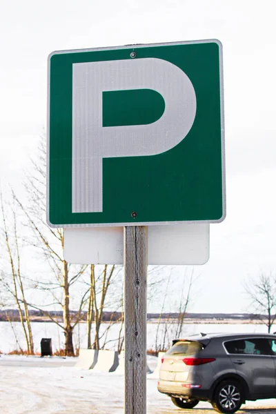 Señal de estacionamiento contra cielo nublado — Foto de Stock