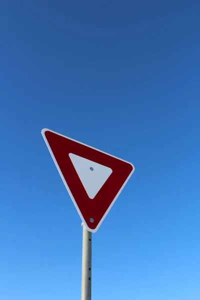 Opbrengst teken tegen blauwe hemel — Stockfoto