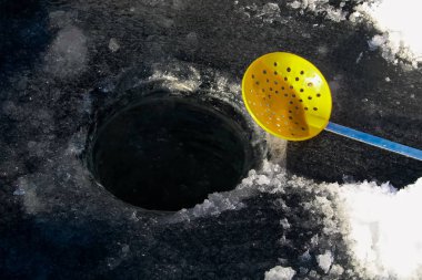 Taze kazdık delik yanında buz Kepçe