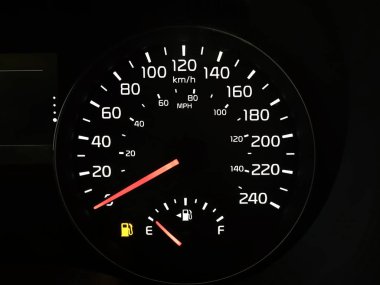 Boş bir yakıt tankı gösterilen hız göstergesi