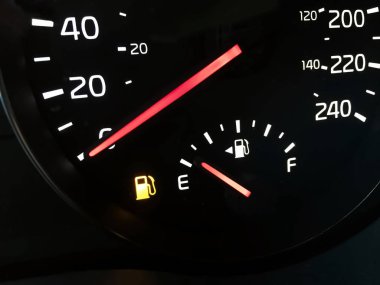 Yakın çekim görünümü boş yakıt göstergesi