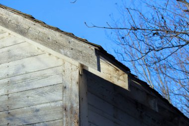 Bir terk edilmiş çiftlik döken mavi gökyüzü karşı kenarı