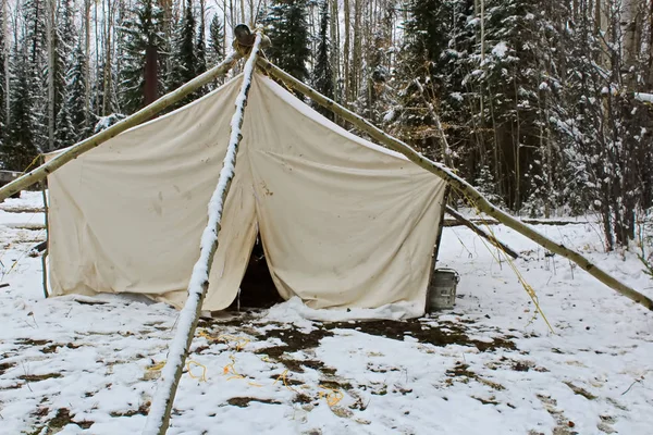 Campamento de caza tienda en invierno — Foto de Stock