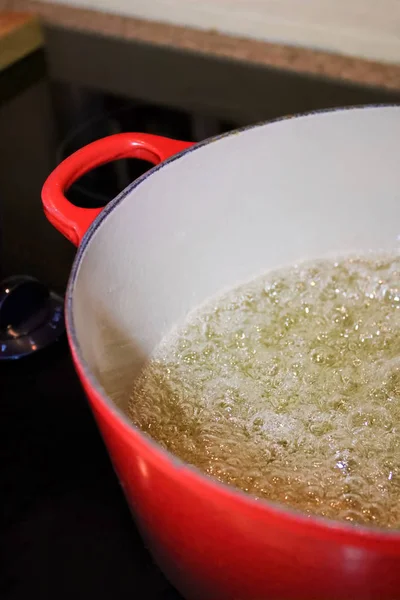 Gros plan de bouillonnement liquide sur un poêle — Photo