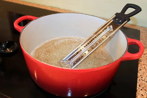 Termómetro de caramelo en olla de azúcar hirviendo — Foto de Stock