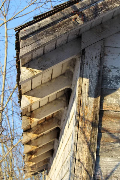 Okraj střechy na staré opuštěné Grainery — Stock fotografie