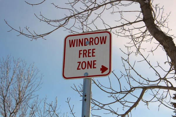 Windrow Free Zone Firma contra Blue Sky — Foto de Stock