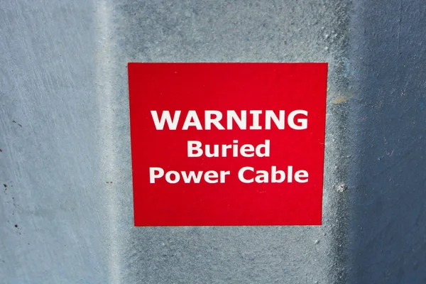 Предупреждение о захоронении знака кабеля питания на металлическом шесте — стоковое фото