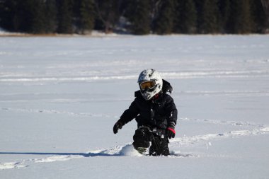 Derin kar üzerinden adım bir Ohv giyen çocuk