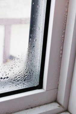Pencere çerçeve üzerinde su boncuk