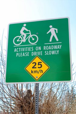 Ortak bir patika yol boyunca etkinlik uyarı işareti