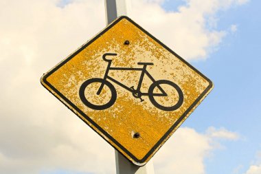 Çok yıpranmış Bisiklet geçiş işareti