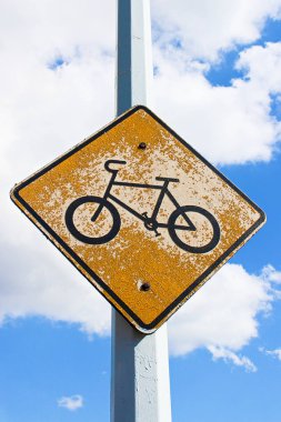 Uzak soyulması boya ile eski bir bisiklet uyarı işareti