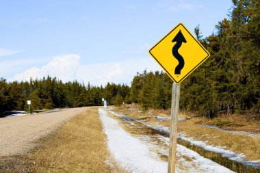 Virajlı yol ilerde uyarı