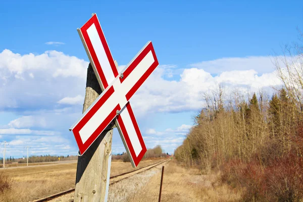 Demiryolu geçidi işaret çakıl yol boyunca — Stok fotoğraf