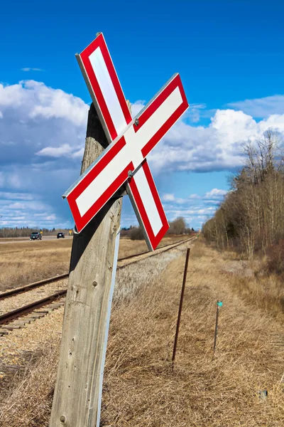 Demiryolu geçidi işaret çakıl yol boyunca — Stok fotoğraf
