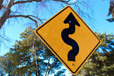 Virajlı yol önde işaret ağaçları içinde belgili tanımlık geçmiş ile