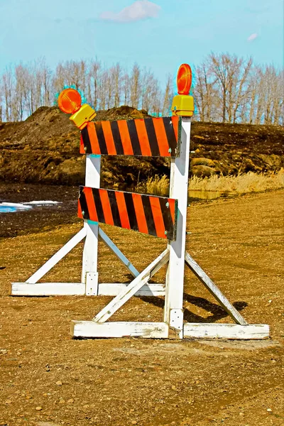 Une barricade de construction sur une route de gravier — Photo