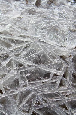 Siyah arka plan ile akan suyun kenarında oluşan buz kristalleri